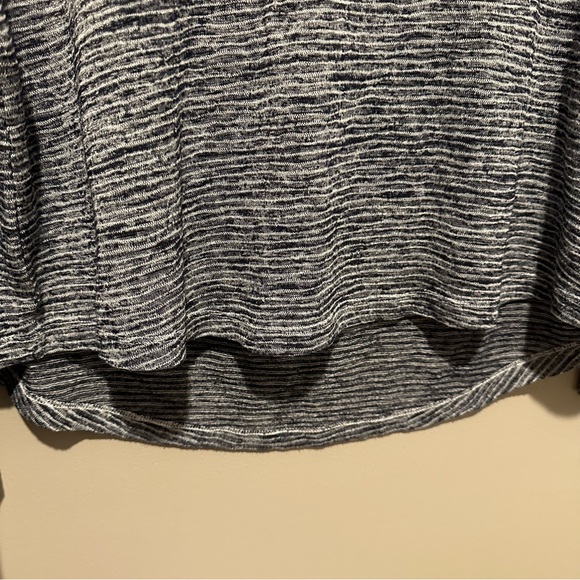 Athleta Blouse Womens Medium Long Sleeve Gray Open Back Gym Workout Train Blue - Picture 3 of 9